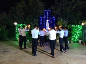 Dâng hoa kính Mẹ