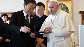 Tổng thống Hàn Quốc tặng ĐTC Thánh giá
