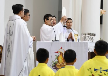 Tân linh mục Aug. Phan Minh Danh dâng lễ tạ ơn