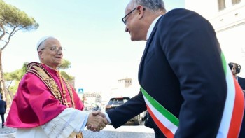 ĐTC chào thăm dân thành Roma
