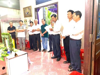 Gx Thổ Hoàng kính viếng bà cố Anê  Đậu Thị Thanh Hóa