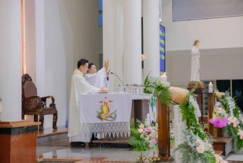 Gx. Vinh Hương: 63 Thiếu nhi Rước lễ lần đầu