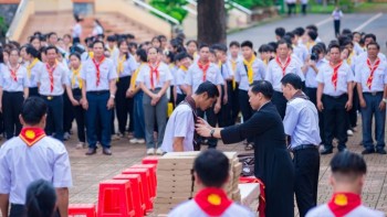 Giáo lý viên Gx. Long Điền: Nghi thức đổi khăn