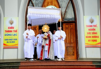 GIÁO XỨ DŨNG LẠC CHẦU THÁNH THỂ CHÚA