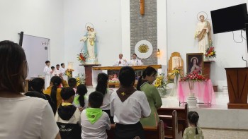 Giáo họ Khuê Ngọc Điền mừng lễ thánh Têrêxa