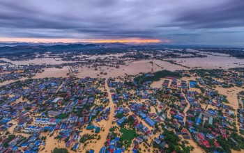 Trắng đêm để cầm cự với lũ