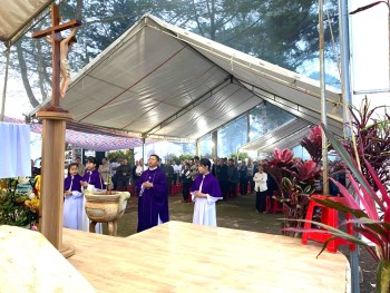 Giáo xứ Thổ Hoàng Thánh lễ tại Nghĩa Trang