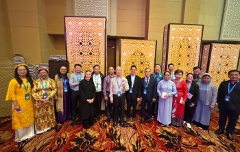 Ngày Thứ Hai Của Cuộc "Đại Hành Hương Hy Vọng"