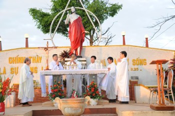 ​​​​​​​Giáo xư Thổ Hoàng: Thánh lễ tại Nghĩa trang 