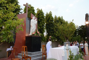 Giáo xứ Hòa Nam lế Thánh Giuse và làm phép tượng đài.