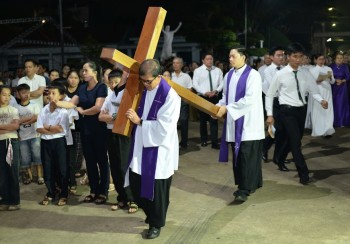 GX Châu Sơn: Đàng Thánh Giá trọng thể