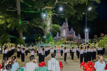 Giáo xứ Vinh Hương: Dâng hoa kính Mẹ