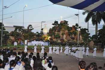 Giáo xứ Vinh Quang khai mạc tháng Mân Côi