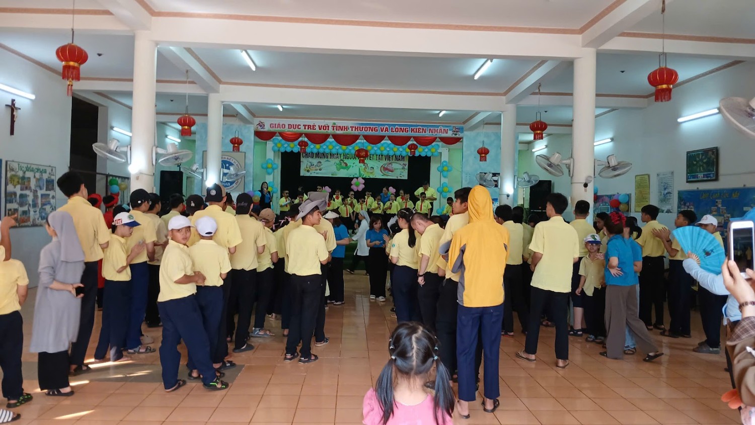Vi Nhan 230425a