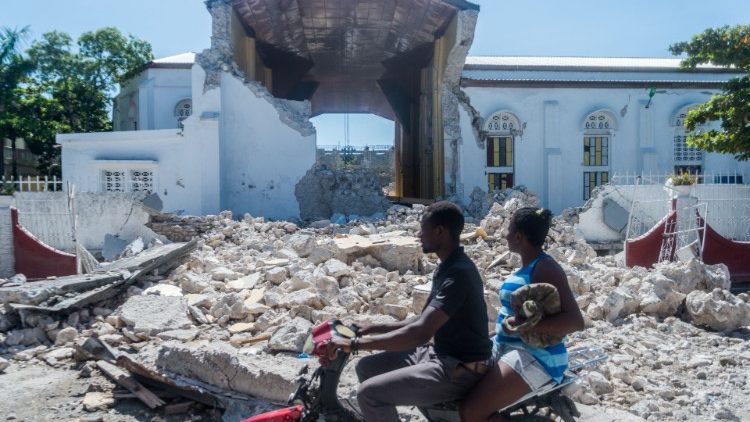 Kêu gọi trợ giúp Haiti sau thảm họa động đất