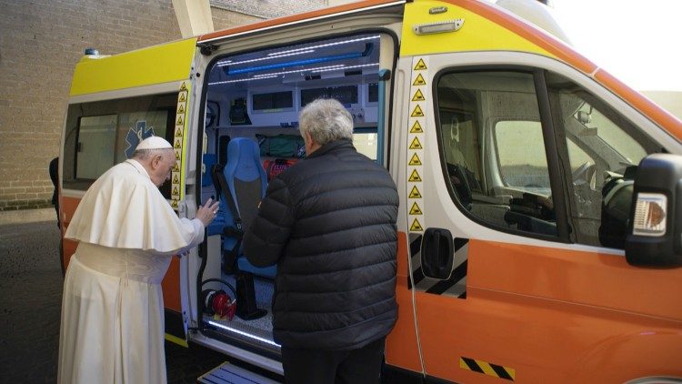 ĐTC tặng xe cứu thương cho Ucraina