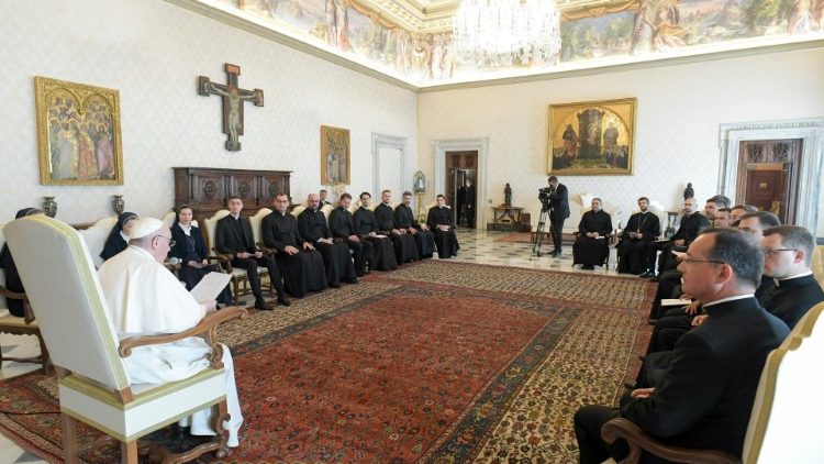 ĐTC khuyến khích các linh mục làm chứng