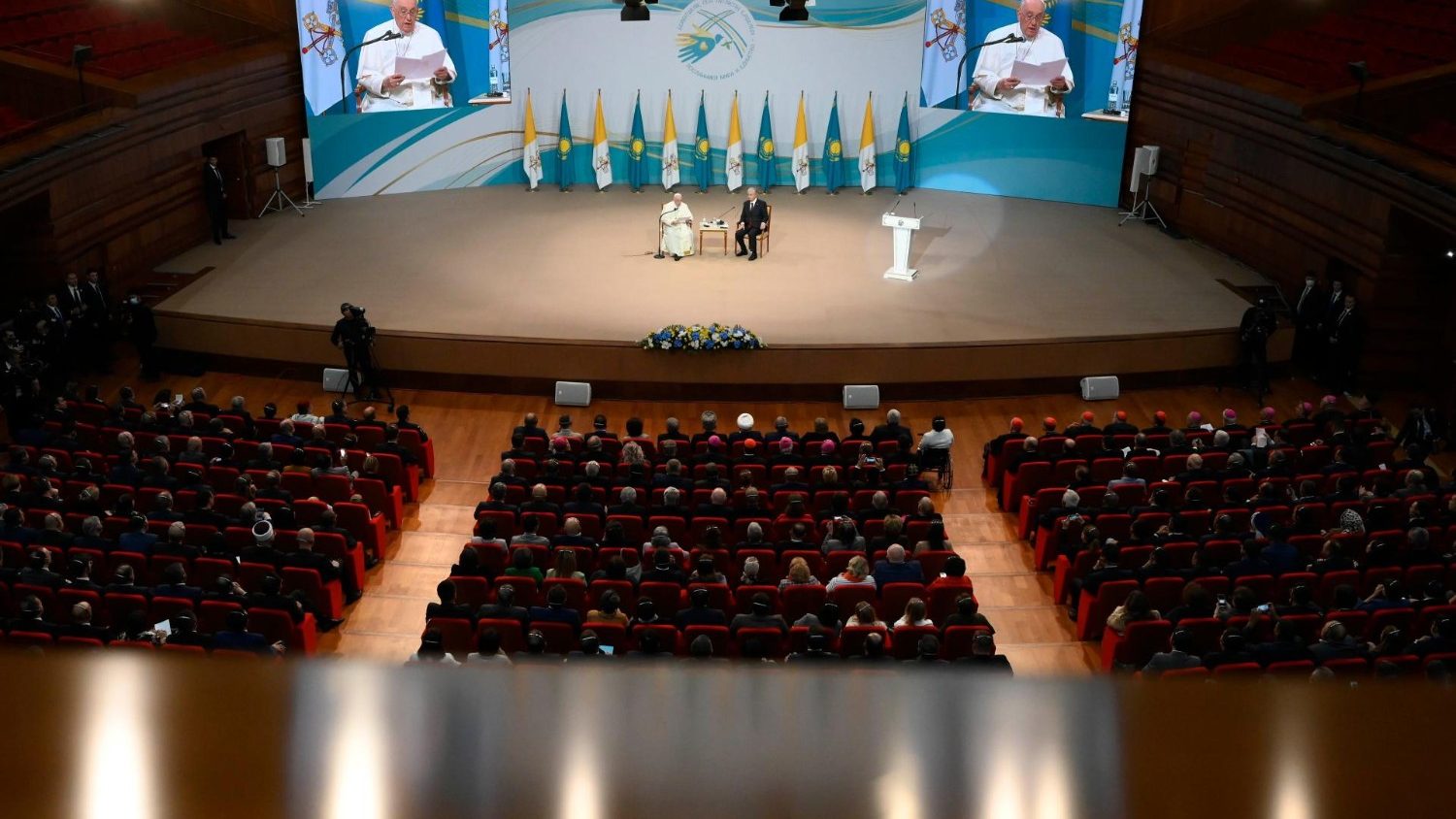 Tông du Kazakhstan: Gặp chính quyền