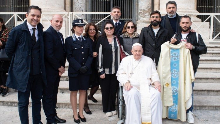 Các tù nhân ở Ý tặng ĐTC một áo lễ