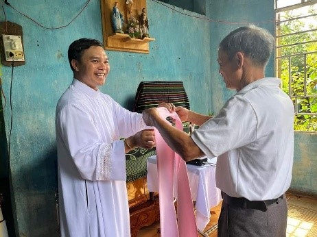 Bí tích khai tâm cho tân tòng tại giáo họ Kim Tân