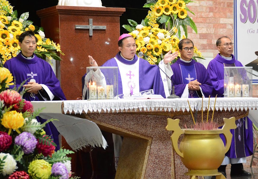 ĐGM Cử Hành Thánh Lễ Tại Nghĩa Trang Gx Châu Sơn