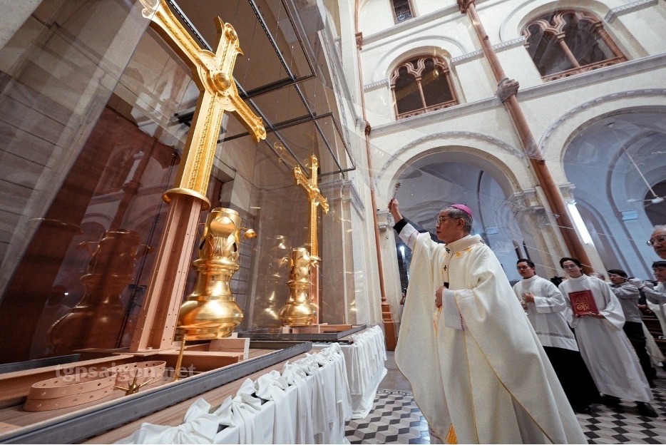 Hành Trình hai Thánh Giá mới của Nhà Thờ Đức Bà Sài Gòn.