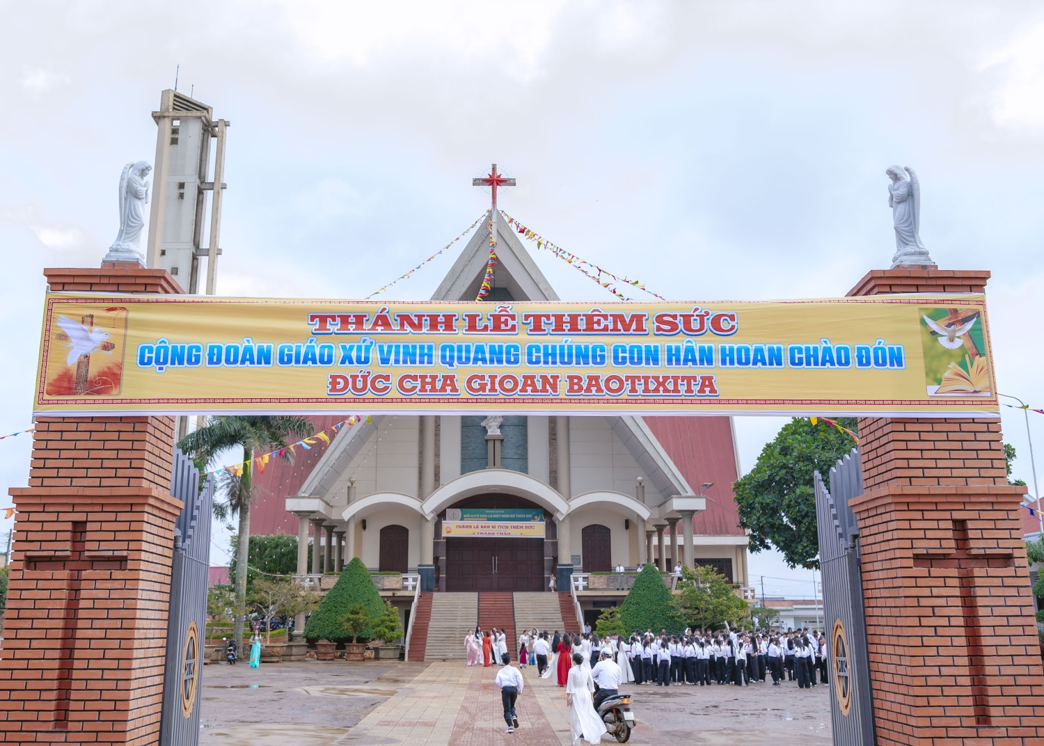 Thánh lễ ban Bí tích Thêm Sức tại Giáo xứ Vinh Quang