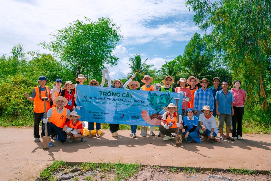 Hưởng ứng chiến dịch trồng cây toàn cầu.